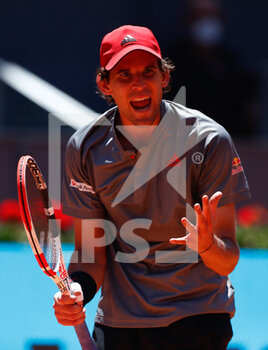 2021-05-07 - Dominic Thiem of Austria in action during his Men's Singles match, Quarter of Finals, against John Isner of United States on the Mutua Madrid Open 2021, Masters 1000 tennis tournament on May 7, 2021 at La Caja Magica in Madrid, Spain - Photo Oscar J Barroso / Spain DPPI / DPPI - MUTUA MADRID OPEN 2021, MASTERS 1000 TENNIS TOURNAMENT - INTERNATIONALS - TENNIS