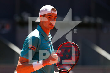 2021-05-07 - John Isner of United States in action during his Men's Singles match, Quarter of Finals, against Dominic Thiem of Austria on the Mutua Madrid Open 2021, Masters 1000 tennis tournament on May 7, 2021 at La Caja Magica in Madrid, Spain - Photo Oscar J Barroso / Spain DPPI / DPPI - MUTUA MADRID OPEN 2021, MASTERS 1000 TENNIS TOURNAMENT - INTERNATIONALS - TENNIS
