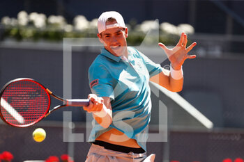 2021-05-07 - John Isner of United States in action during his Men's Singles match, Quarter of Finals, against Dominic Thiem of Austria on the Mutua Madrid Open 2021, Masters 1000 tennis tournament on May 7, 2021 at La Caja Magica in Madrid, Spain - Photo Oscar J Barroso / Spain DPPI / DPPI - MUTUA MADRID OPEN 2021, MASTERS 1000 TENNIS TOURNAMENT - INTERNATIONALS - TENNIS