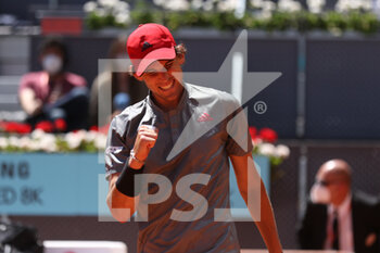 2021-05-07 - Dominic Thiem of Austria in action during his Men's Singles match, Quarter of Finals, against John Isner of United States on the Mutua Madrid Open 2021, Masters 1000 tennis tournament on May 7, 2021 at La Caja Magica in Madrid, Spain - Photo Oscar J Barroso / Spain DPPI / DPPI - MUTUA MADRID OPEN 2021, MASTERS 1000 TENNIS TOURNAMENT - INTERNATIONALS - TENNIS