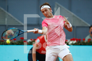 2021-05-07 - Casper Ruud of Norway in action during his Men's Singles match, Quarter of Finals, against Alexander Bublik of Kazakhstan on the Mutua Madrid Open 2021, Masters 1000 tennis tournament on May 7, 2021 at La Caja Magica in Madrid, Spain - Photo Oscar J Barroso / Spain DPPI / DPPI - MUTUA MADRID OPEN 2021, MASTERS 1000 TENNIS TOURNAMENT - INTERNATIONALS - TENNIS