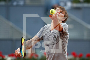 2021-05-07 - Alexander Bublik of Kazakhstan in action during his Men's Singles match, Quarter of Finals, against Casper Ruud of Norway on the Mutua Madrid Open 2021, Masters 1000 tennis tournament on May 7, 2021 at La Caja Magica in Madrid, Spain - Photo Oscar J Barroso / Spain DPPI / DPPI - MUTUA MADRID OPEN 2021, MASTERS 1000 TENNIS TOURNAMENT - INTERNATIONALS - TENNIS
