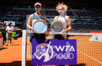 2021-05-08 - Katerina Siniakova and Barbora Krejcikova of the Czech Republic with their champions trophies after winning the doubles final of the Mutua Madrid Open 2021, Masters 1000 tennis tournament on May 8, 2021 at La Caja Magica in Madrid, Spain - Photo Rob Prange / Spain DPPI / DPPI - MUTUA MADRID OPEN 2021, MASTERS 1000 TENNIS TOURNAMENT - INTERNATIONALS - TENNIS