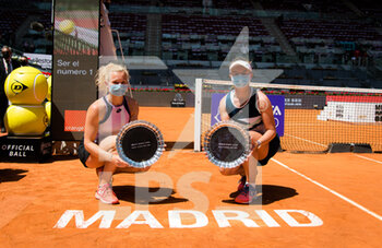 2021-05-08 - Katerina Siniakova and Barbora Krejcikova of the Czech Republic with their champions trophies after winning the doubles final of the Mutua Madrid Open 2021, Masters 1000 tennis tournament on May 8, 2021 at La Caja Magica in Madrid, Spain - Photo Rob Prange / Spain DPPI / DPPI - MUTUA MADRID OPEN 2021, MASTERS 1000 TENNIS TOURNAMENT - INTERNATIONALS - TENNIS