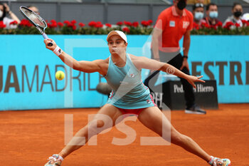 2021-05-08 - Ashleigh Barty of Australia against Aryna Sabalenka of Belarus, final match during the Mutua Madrid Open 2021, Masters 1000 tennis tournament on May 8, 2021 at La Caja Magica in Madrid, Spain - Photo Laurent Lairys / DPPI - MUTUA MADRID OPEN 2021, MASTERS 1000 TENNIS TOURNAMENT - INTERNATIONALS - TENNIS