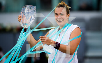 2021-05-08 - Aryna Sabalenka of Belarus with the champions trophy after winning the final of the Mutua Madrid Open 2021, Masters 1000 tennis tournament on May 8, 2021 at La Caja Magica in Madrid, Spain - Photo Rob Prange / Spain DPPI / DPPI - MUTUA MADRID OPEN 2021, MASTERS 1000 TENNIS TOURNAMENT - INTERNATIONALS - TENNIS