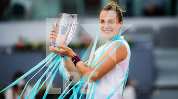 2021-05-08 - Aryna Sabalenka of Belarus with the champions trophy after winning the final of the Mutua Madrid Open 2021, Masters 1000 tennis tournament on May 8, 2021 at La Caja Magica in Madrid, Spain - Photo Rob Prange / Spain DPPI / DPPI - MUTUA MADRID OPEN 2021, MASTERS 1000 TENNIS TOURNAMENT - INTERNATIONALS - TENNIS