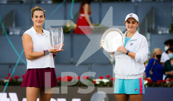 2021-05-08 - Aryna Sabalenka of Belarus and Ashleigh Barty of Australia with their trophies after the final of the Mutua Madrid Open 2021, Masters 1000 tennis tournament on May 8, 2021 at La Caja Magica in Madrid, Spain - Photo Rob Prange / Spain DPPI / DPPI - MUTUA MADRID OPEN 2021, MASTERS 1000 TENNIS TOURNAMENT - INTERNATIONALS - TENNIS