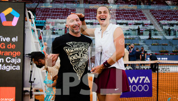 2021-05-08 - Aryna Sabalenka of Belarus with fitness coach Jason Stacy after winning the final of the Mutua Madrid Open 2021, Masters 1000 tennis tournament on May 8, 2021 at La Caja Magica in Madrid, Spain - Photo Rob Prange / Spain DPPI / DPPI - MUTUA MADRID OPEN 2021, MASTERS 1000 TENNIS TOURNAMENT - INTERNATIONALS - TENNIS