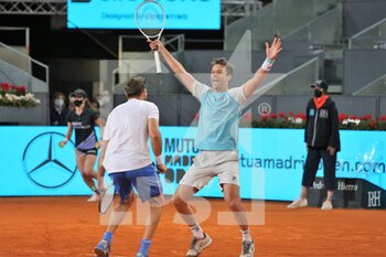 2021-05-09 - Horacio Zeballos of Argentina and Marcel Granollers of Spain celebrate after winning the men's double final match during the Mutua Madrid Open 2021, Masters 1000 tennis tournament on May 9, 2021 at La Caja Magica in Madrid, Spain - Photo Laurent Lairys / DPPI - MUTUA MADRID OPEN 2021, MASTERS 1000 TENNIS TOURNAMENT - INTERNATIONALS - TENNIS