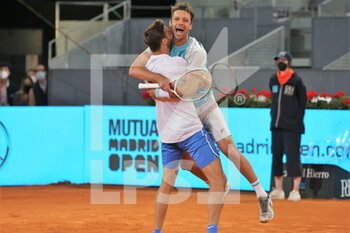 2021-05-09 - Horacio Zeballos of Argentina and Marcel Granollers of Spain celebrate after winning the men's double final match during the Mutua Madrid Open 2021, Masters 1000 tennis tournament on May 9, 2021 at La Caja Magica in Madrid, Spain - Photo Laurent Lairys / DPPI - MUTUA MADRID OPEN 2021, MASTERS 1000 TENNIS TOURNAMENT - INTERNATIONALS - TENNIS