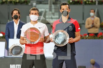 2021-05-09 - Nikola Mektic, Mate Pavic of Croatia with the runners up trophies after the men's double final match during the Mutua Madrid Open 2021, Masters 1000 tennis tournament on May 9, 2021 at La Caja Magica in Madrid, Spain - Photo Laurent Lairys / DPPI - MUTUA MADRID OPEN 2021, MASTERS 1000 TENNIS TOURNAMENT - INTERNATIONALS - TENNIS