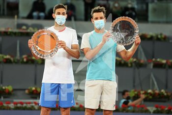 2021-05-09 - Horacio Zeballos of Argentina and Marcel Granollers of Spain celebrate with the winners trophies after winning the men's double final match during the Mutua Madrid Open 2021, Masters 1000 tennis tournament on May 9, 2021 at La Caja Magica in Madrid, Spain - Photo Laurent Lairys / DPPI - MUTUA MADRID OPEN 2021, MASTERS 1000 TENNIS TOURNAMENT - INTERNATIONALS - TENNIS
