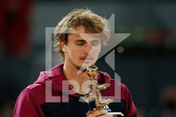 2021-05-09 - Alexander Zverev of Germany celebrates with the trophy after winning the Men's Singles Final match against Matteo Berrettini of Italy at the Mutua Madrid Open 2021, Masters 1000 tennis tournament on May 9, 2021 at La Caja Magica in Madrid, Spain - Photo Oscar J Barroso / Spain DPPI / DPPI - MUTUA MADRID OPEN 2021, MASTERS 1000 TENNIS TOURNAMENT - INTERNATIONALS - TENNIS