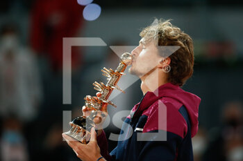 2021-05-09 - Alexander Zverev of Germany celebrates with the trophy after winning the Men's Singles Final match against Matteo Berrettini of Italy at the Mutua Madrid Open 2021, Masters 1000 tennis tournament on May 9, 2021 at La Caja Magica in Madrid, Spain - Photo Oscar J Barroso / Spain DPPI / DPPI - MUTUA MADRID OPEN 2021, MASTERS 1000 TENNIS TOURNAMENT - INTERNATIONALS - TENNIS