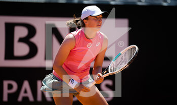 2021-05-10 - Iga Swiatek of Poland in action during the first round of the 2021 Internazionali BNL d'Italia, WTA 1000 tennis tournament on May 10, 2021 at Foro Italico in Rome, Italy - Photo Rob Prange / Spain DPPI / DPPI - 2021 INTERNAZIONALI BNL D'ITALIA, WTA 1000 TENNIS TOURNAMENT - INTERNATIONALS - TENNIS