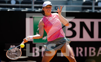 2021-05-10 - Iga Swiatek of Poland in action during the first round of the 2021 Internazionali BNL d'Italia, WTA 1000 tennis tournament on May 10, 2021 at Foro Italico in Rome, Italy - Photo Rob Prange / Spain DPPI / DPPI - 2021 INTERNAZIONALI BNL D'ITALIA, WTA 1000 TENNIS TOURNAMENT - INTERNATIONALS - TENNIS