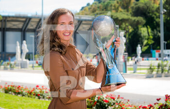 2021-05-10 - Elise Mertens of Belgium with the Doubles World No 1 trophy at the 2021 Internazionali BNL d'Italia, WTA 1000 tennis tournament on May 10, 2021 at Foro Italico in Rome, Italy - Photo Rob Prange / Spain DPPI / DPPI - 2021 INTERNAZIONALI BNL D'ITALIA, WTA 1000 TENNIS TOURNAMENT - INTERNATIONALS - TENNIS