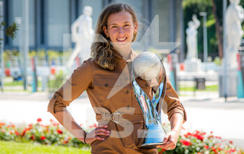 2021-05-10 - Elise Mertens of Belgium with the Doubles World No 1 trophy at the 2021 Internazionali BNL d'Italia, WTA 1000 tennis tournament on May 10, 2021 at Foro Italico in Rome, Italy - Photo Rob Prange / Spain DPPI / DPPI - 2021 INTERNAZIONALI BNL D'ITALIA, WTA 1000 TENNIS TOURNAMENT - INTERNATIONALS - TENNIS