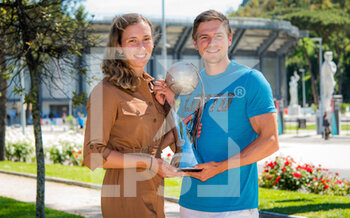 2021-05-10 - Elise Mertens of Belgium and coach Robbie Ceyssens with the Doubles World No 1 trophy at the 2021 Internazionali BNL d'Italia, WTA 1000 tennis tournament on May 10, 2021 at Foro Italico in Rome, Italy - Photo Rob Prange / Spain DPPI / DPPI - 2021 INTERNAZIONALI BNL D'ITALIA, WTA 1000 TENNIS TOURNAMENT - INTERNATIONALS - TENNIS