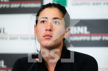 2021-05-11 - Garbine Muguruza of Spain talks to the media after winning her first round match at the 2021 Internazionali BNL d'Italia, WTA 1000 tennis tournament on May 11, 2021 at Foro Italico in Rome, Italy - Photo Rob Prange / Spain DPPI / DPPI - 2021 INTERNAZIONALI BNL D'ITALIA, WTA 1000 TENNIS TOURNAMENT - INTERNATIONALS - TENNIS