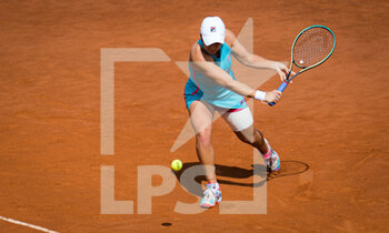 2021-05-12 - Ashleigh Barty of Australia in action during the second round of the 2021 Internazionali BNL d'Italia, WTA 1000 tennis tournament on May 12, 2021 at Foro Italico in Rome, Italy - Photo Rob Prange / Spain DPPI / DPPI - 2021 INTERNAZIONALI BNL D'ITALIA, WTA 1000 TENNIS TOURNAMENT - INTERNATIONALS - TENNIS