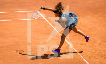 2021-05-12 - Naomi Osaka of Japan in action during the second round of the 2021 Internazionali BNL d'Italia, WTA 1000 tennis tournament on May 12, 2021 at Foro Italico in Rome, Italy - Photo Rob Prange / Spain DPPI / DPPI - 2021 INTERNAZIONALI BNL D'ITALIA, WTA 1000 TENNIS TOURNAMENT - INTERNATIONALS - TENNIS