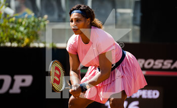 2021-05-12 - Serena Williams of the United States in action during the second round of the 2021 Internazionali BNL d'Italia, WTA 1000 tennis tournament on May 12, 2021 at Foro Italico in Rome, Italy - Photo Rob Prange / Spain DPPI / DPPI - 2021 INTERNAZIONALI BNL D'ITALIA, WTA 1000 TENNIS TOURNAMENT - INTERNATIONALS - TENNIS