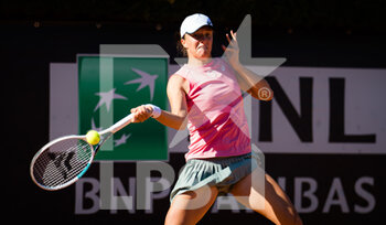 2021-05-12 - Iga Swiatek of Poland in action during the second round of the 2021 Internazionali BNL d'Italia, WTA 1000 tennis tournament on May 12, 2021 at Foro Italico in Rome, Italy - Photo Rob Prange / Spain DPPI / DPPI - 2021 INTERNAZIONALI BNL D'ITALIA, WTA 1000 TENNIS TOURNAMENT - INTERNATIONALS - TENNIS