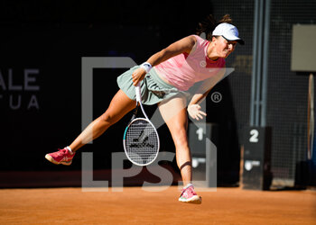 2021-05-12 - Iga Swiatek of Poland in action during the second round of the 2021 Internazionali BNL d'Italia, WTA 1000 tennis tournament on May 12, 2021 at Foro Italico in Rome, Italy - Photo Rob Prange / Spain DPPI / DPPI - 2021 INTERNAZIONALI BNL D'ITALIA, WTA 1000 TENNIS TOURNAMENT - INTERNATIONALS - TENNIS