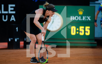 2021-05-12 - Simona Halep of Romania is forced to retire with injury from the second round of the 2021 Internazionali BNL d'Italia, WTA 1000 tennis tournament on May 12, 2021 at Foro Italico in Rome, Italy - Photo Rob Prange / Spain DPPI / DPPI - 2021 INTERNAZIONALI BNL D'ITALIA, WTA 1000 TENNIS TOURNAMENT - INTERNATIONALS - TENNIS
