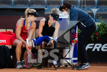 2021-05-12 - Angelique Kerber of Germany attends to Simona Halep after Halep is forced to retire with injury from the second round of the 2021 Internazionali BNL d'Italia, WTA 1000 tennis tournament on May 12, 2021 at Foro Italico in Rome, Italy - Photo Rob Prange / Spain DPPI / DPPI - 2021 INTERNAZIONALI BNL D'ITALIA, WTA 1000 TENNIS TOURNAMENT - INTERNATIONALS - TENNIS