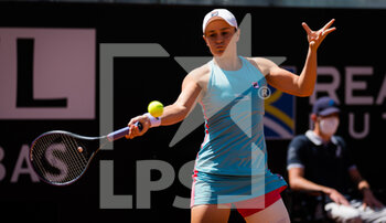 2021-05-13 - Ashleigh Barty of Australia in action during the third round of the 2021 Internazionali BNL d'Italia, WTA 1000 tennis tournament on May 13, 2021 at Foro Italico in Rome, Italy - Photo Rob Prange / Spain DPPI / DPPI - 2021 INTERNAZIONALI BNL D'ITALIA, WTA 1000 TENNIS TOURNAMENT - INTERNATIONALS - TENNIS