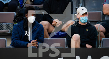 2021-05-13 - Gael Monfils watches Elina Svitolina during her third-round match at the 2021 Internazionali BNL d'Italia, WTA 1000 tennis tournament on May 13, 2021 at Foro Italico in Rome, Italy - Photo Rob Prange / Spain DPPI / DPPI - 2021 INTERNAZIONALI BNL D'ITALIA, WTA 1000 TENNIS TOURNAMENT - INTERNATIONALS - TENNIS