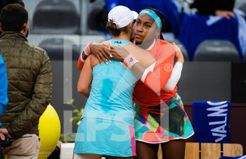 2021-05-14 - Ashleigh Barty of Australia and Cori Gauff of the United States embrace after Barty is forced to retire with injury from their quarter-final at the 2021 Internazionali BNL d'Italia, WTA 1000 tennis tournament on May 14, 2021 at Foro Italico in Rome, Italy - Photo Rob Prange / Spain DPPI / DPPI - 2021 INTERNAZIONALI BNL D'ITALIA, WTA 1000 TENNIS TOURNAMENT - INTERNATIONALS - TENNIS