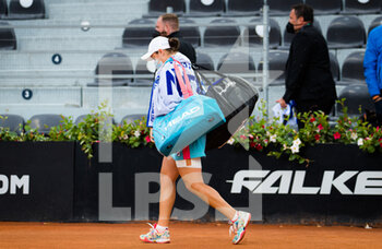 2021-05-14 - Ashleigh Barty of Australia walks off the court after being forced to retire with injury from her quarter-final against Cori Gauff of the United States at the 2021 Internazionali BNL d'Italia, WTA 1000 tennis tournament on May 14, 2021 at Foro Italico in Rome, Italy - Photo Rob Prange / Spain DPPI / DPPI - 2021 INTERNAZIONALI BNL D'ITALIA, WTA 1000 TENNIS TOURNAMENT - INTERNATIONALS - TENNIS