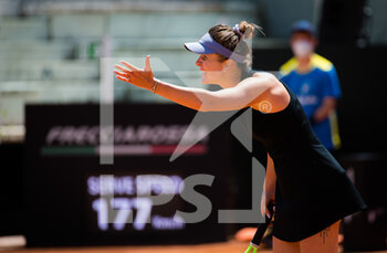 2021-05-15 - Elina Svitolina of the Ukraine against Iga Swiatek of Poland during her quarter-final at the 2021 Internazionali BNL d'Italia, WTA 1000 tennis tournament on May 15, 2021 at Foro Italico in Rome, Italy - Photo Rob Prange / Spain DPPI / DPPI - 2021 INTERNAZIONALI BNL D'ITALIA, WTA 1000 TENNIS TOURNAMENT - INTERNATIONALS - TENNIS