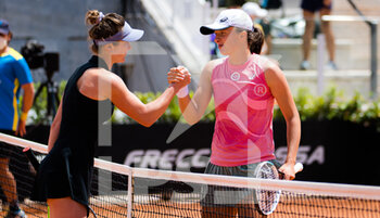2021-05-15 - Elina Svitolina of the Ukraine and Iga Swiatek of Poland after their quarter-final at the 2021 Internazionali BNL d'Italia, WTA 1000 tennis tournament on May 15, 2021 at Foro Italico in Rome, Italy - Photo Rob Prange / Spain DPPI / DPPI - 2021 INTERNAZIONALI BNL D'ITALIA, WTA 1000 TENNIS TOURNAMENT - INTERNATIONALS - TENNIS