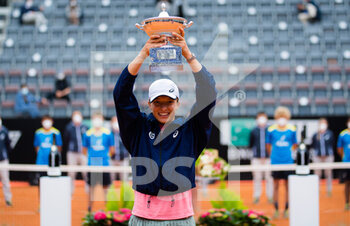 2021-05-16 - Iga Swiatek of Poland with the champions trophy after wiining the final against Karolina Pliskova of the Czech Republic during the 2021 Internazionali BNL d'Italia, WTA 1000 tennis tournament on May 16, 2021 at Foro Italico in Rome, Italy - Photo Rob Prange / Spain DPPI / DPPI - 2021 INTERNAZIONALI BNL D'ITALIA, WTA 1000 TENNIS TOURNAMENT - INTERNATIONALS - TENNIS