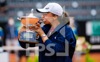 2021-05-16 - Iga Swiatek of Poland with the champions trophy after wiining the final against Karolina Pliskova of the Czech Republic during the 2021 Internazionali BNL d'Italia, WTA 1000 tennis tournament on May 16, 2021 at Foro Italico in Rome, Italy - Photo Rob Prange / Spain DPPI / DPPI - 2021 INTERNAZIONALI BNL D'ITALIA, WTA 1000 TENNIS TOURNAMENT - INTERNATIONALS - TENNIS