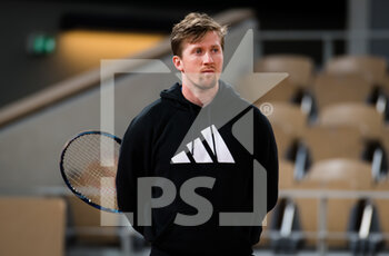 2021-05-26 - Coach Tom Hill during practice ahead of the Roland-Garros 2021, Grand Slam tennis tournament, Qualifying, on May 26, 2021 at Roland-Garros stadium in Paris, France - Photo Rob Prange / Spain DPPI / DPPI - ROLAND-GARROS 2021, GRAND SLAM TENNIS TOURNAMENT - INTERNATIONALS - TENNIS