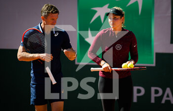 2021-05-27 - Coach Sam Sumyk and Donna Vekic of Croatia during practice ahead of the Roland-Garros 2021, Grand Slam tennis tournament, Qualifying, on May 27, 2021 at Roland-Garros stadium in Paris, France - Photo Rob Prange / Spain DPPI / DPPI - ROLAND-GARROS 2021, GRAND SLAM TENNIS TOURNAMENT - INTERNATIONALS - TENNIS