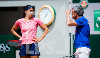 2021-05-28 - Caroline Garcia of France with coach Gabriel Urpi during practice ahead of the Roland-Garros 2021, Grand Slam tennis tournament, Qualifying, on May 28, 2021 at Roland-Garros stadium in Paris, France - Photo Rob Prange / Spain DPPI / DPPI - ROLAND-GARROS 2021, GRAND SLAM TENNIS TOURNAMENT - INTERNATIONALS - TENNIS