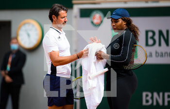 2021-05-28 - Serena Williams of the United States with Patrick Mouratoglou during practice ahead of the Roland-Garros 2021, Grand Slam tennis tournament, Qualifying, on May 29, 2021 at Roland-Garros stadium in Paris, France - Photo Rob Prange / Spain DPPI / DPPI - ROLAND-GARROS 2021, GRAND SLAM TENNIS TOURNAMENT - INTERNATIONALS - TENNIS