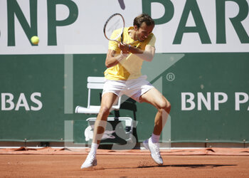 2021-05-29 - Daniil Medvedev of Russia during practice ahead of the French Open 2021, a Grand Slam tennis tournament at Roland-Garros stadium on May 29, 2021 in Paris, France - Photo Jean Catuffe / DPPI - ROLAND-GARROS 2021, GRAND SLAM TENNIS TOURNAMENT - INTERNATIONALS - TENNIS