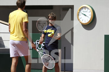 2021-05-29 - Daniil Medvedev of Russia and his coach Gilles Cervara of France during practice ahead of the French Open 2021, a Grand Slam tennis tournament at Roland-Garros stadium on May 29, 2021 in Paris, France - Photo Jean Catuffe / DPPI - ROLAND-GARROS 2021, GRAND SLAM TENNIS TOURNAMENT - INTERNATIONALS - TENNIS