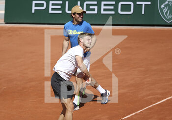2021-05-29 - David Goffin of Belgium and his coach Germain Gigounon during practice ahead of the French Open 2021, a Grand Slam tennis tournament at Roland-Garros stadium on May 29, 2021 in Paris, France - Photo Jean Catuffe / DPPI - ROLAND-GARROS 2021, GRAND SLAM TENNIS TOURNAMENT - INTERNATIONALS - TENNIS