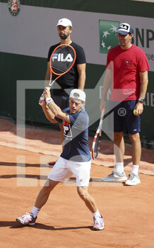 2021-05-29 - Diego Schwartzman of Argentina and his staff during practice ahead of the French Open 2021, a Grand Slam tennis tournament at Roland-Garros stadium on May 29, 2021 in Paris, France - Photo Jean Catuffe / DPPI - ROLAND-GARROS 2021, GRAND SLAM TENNIS TOURNAMENT - INTERNATIONALS - TENNIS