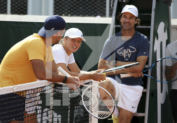 2021-05-29 - Iga Swiatek of Poland, Carlos Moya, coach of Rafael Nadal of Spain during practice ahead of the French Open 2021, a Grand Slam tennis tournament at Roland-Garros stadium on May 29, 2021 in Paris, France - Photo Jean Catuffe / DPPI - ROLAND-GARROS 2021, GRAND SLAM TENNIS TOURNAMENT - INTERNATIONALS - TENNIS