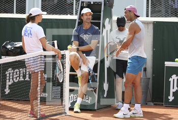 2021-05-29 - Winners of the 2020 French Open Iga Swiatek of Poland and Rafael Nadal of Spain practice together 20 minutes on Court 5 - here with Carlos Moya, coach of Rafael Nadal (center) - ahead of the French Open 2021, a Grand Slam tennis tournament at Roland-Garros stadium on May 29, 2021 in Paris, France - Photo Jean Catuffe / DPPI - ROLAND-GARROS 2021, GRAND SLAM TENNIS TOURNAMENT - INTERNATIONALS - TENNIS